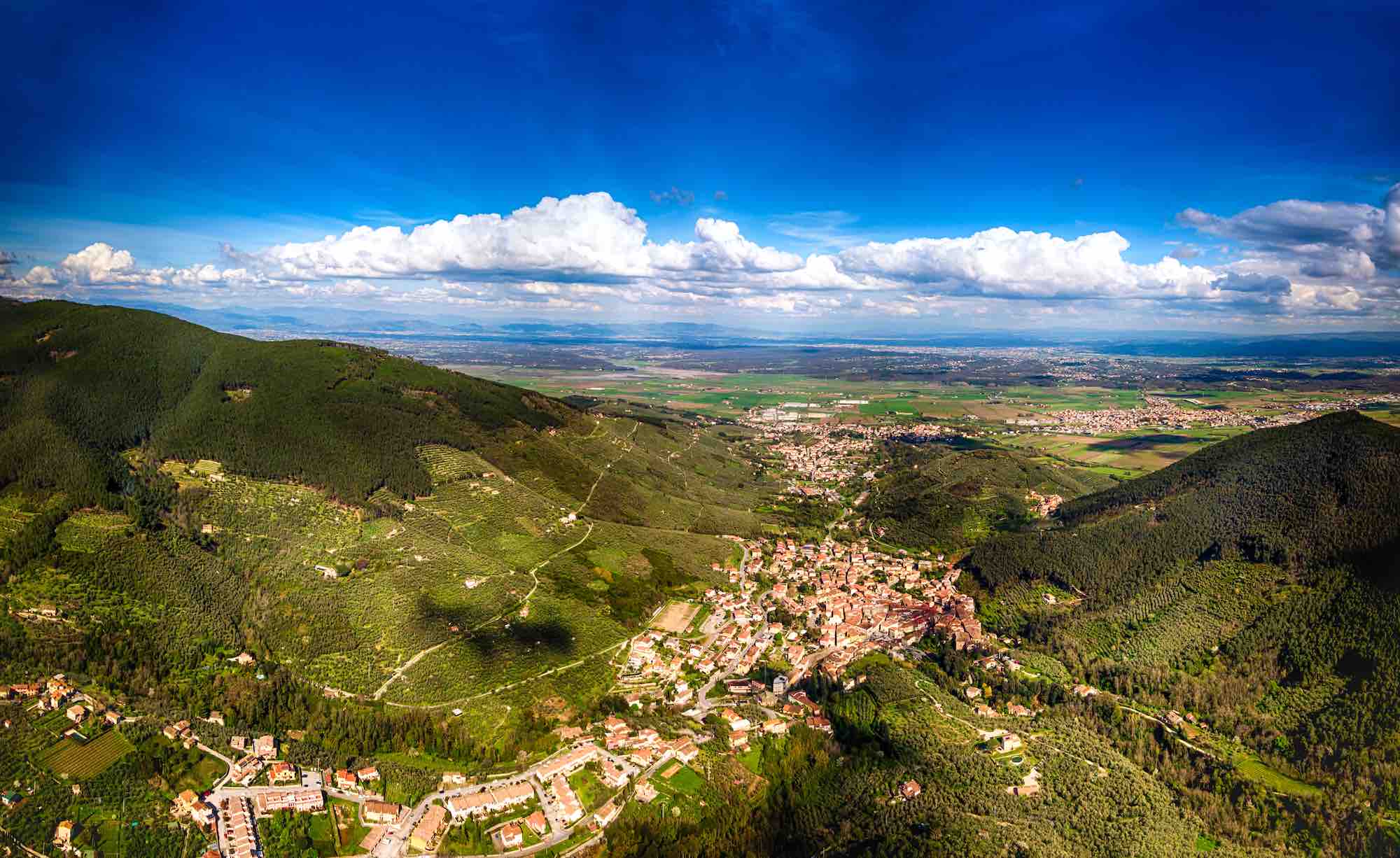 Vista aerea del borgo di Buti e della Valdera in Toscana