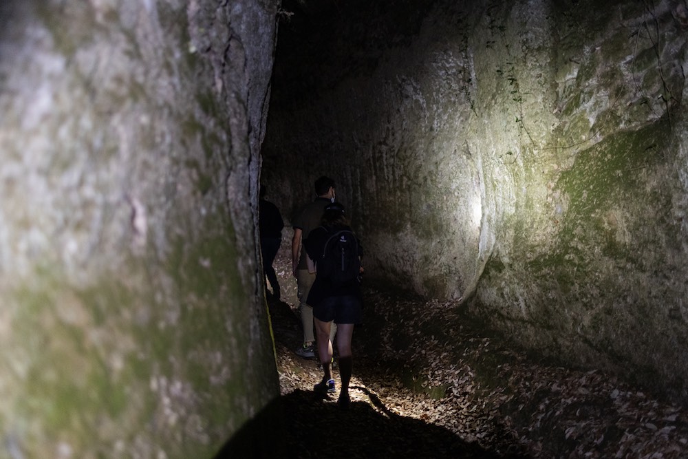 Escursione notturna nelle Vie Cave intorno a Sorano, Toscana