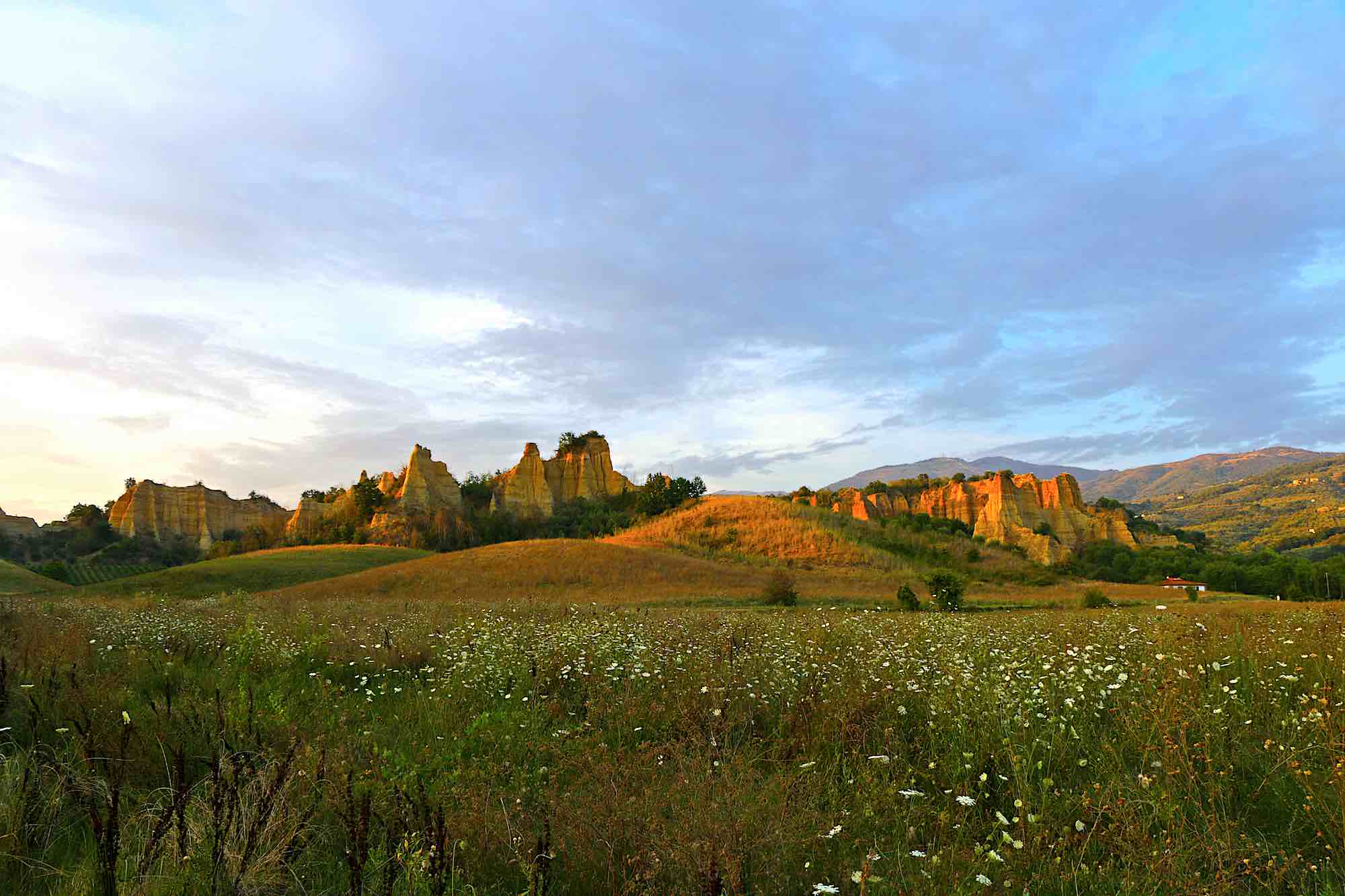Le Balze del Valdarno in Toscana, al tramonto