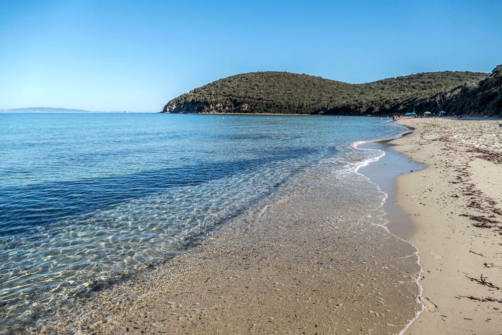 Cala Violina, sulla costa maremmana, è una delle più belle spiagge della Toscana