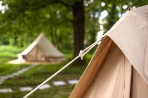 Dettaglio di una tenda in un campeggio al mare in Toscana