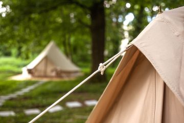 Dettaglio di una tenda in un campeggio al mare in Toscana
