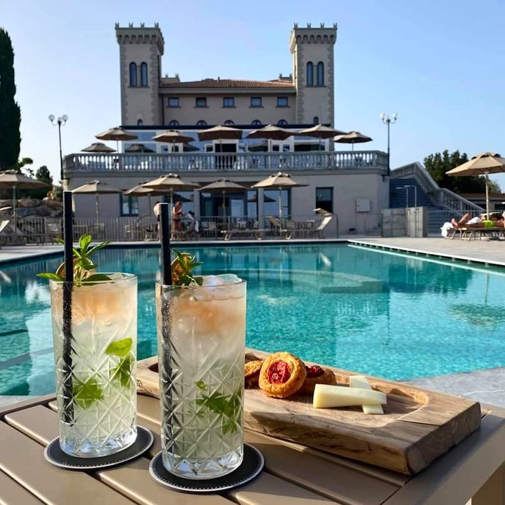 Il Castello di Bonaria con la sua splendida piscina a Campiglia Marittima