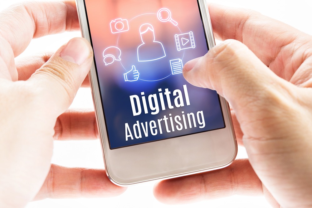 Concetto di digital advertising rappresentato su uno schermo di cellulare