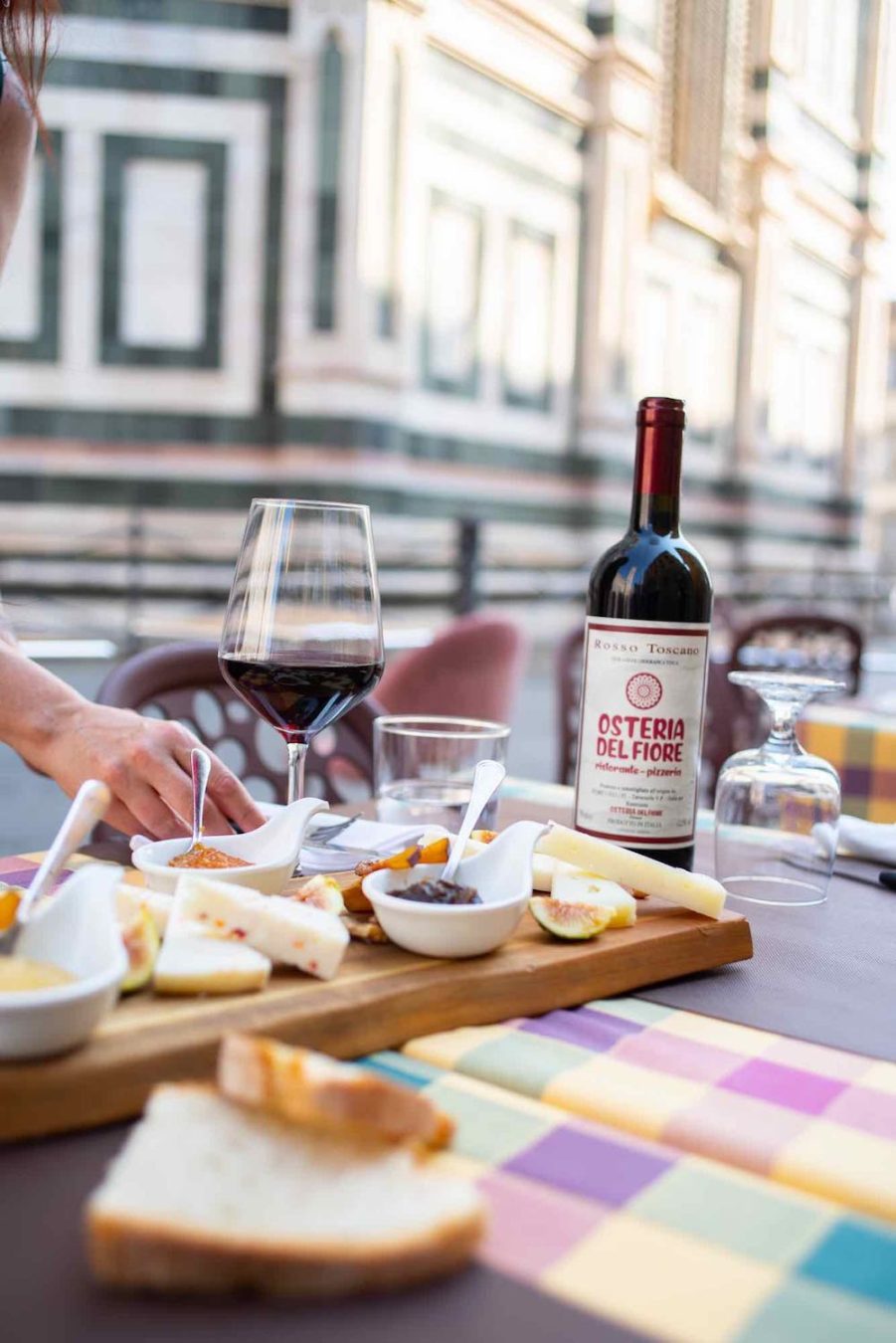 Tagliere e bottiglia di vino all'Osteria del Fiore, ristorante in Duomo a Firenze