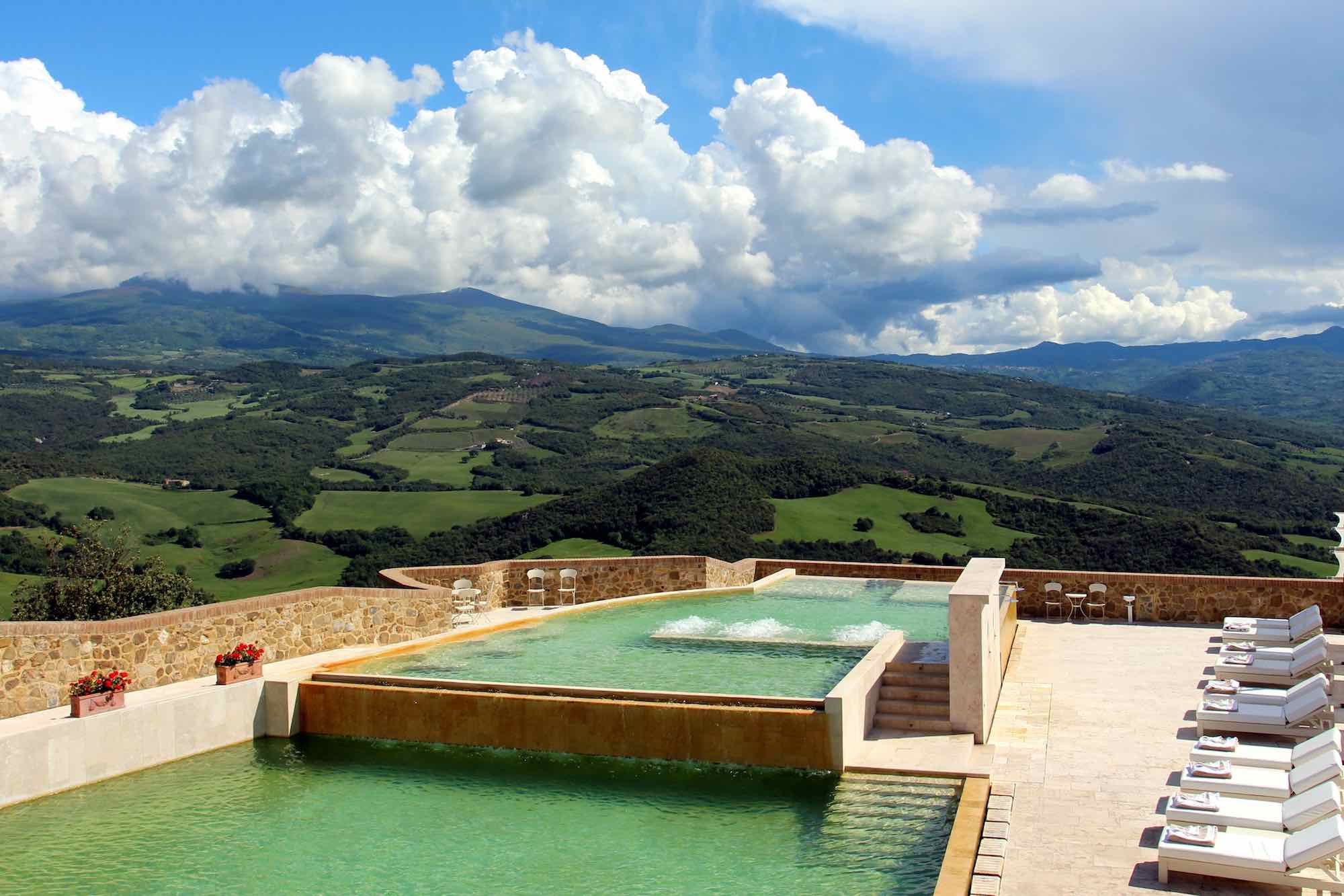 La piscina di un bellissimo resort per una vacanza relax in Toscana
