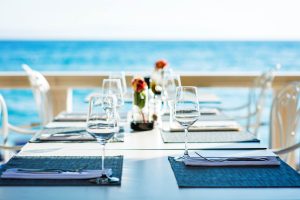 Tavolo apparecchiato in un ristorante vista mare in Toscana