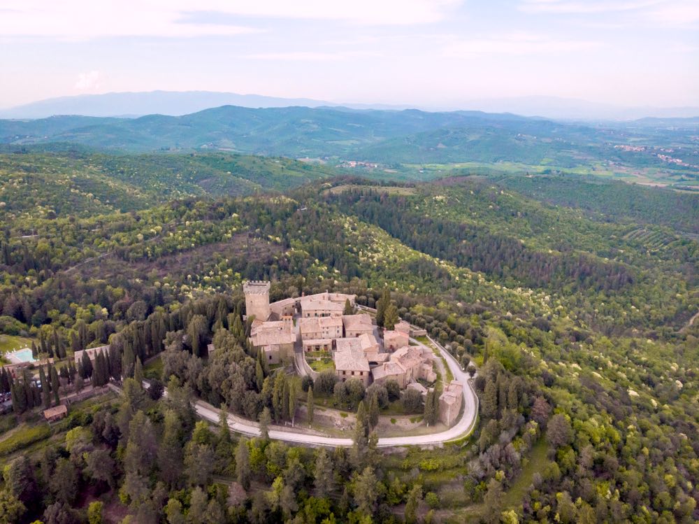 Veduta aerea del castello di Gargonza, borgo fortificato in Toscana tra Arezzo e Siena