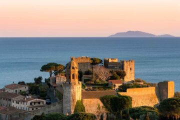 Castiglione della Pescaia al tramonto con l'Isola d'Elba in lontananza