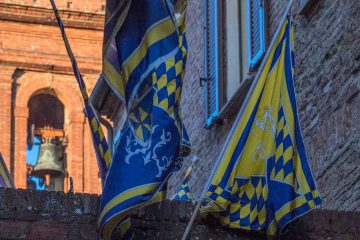 Bandiere di contrade a Torrita di Siena