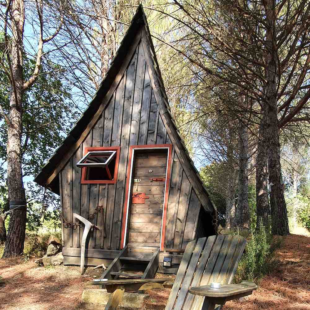 In Toscana, vicino a Grosseto, è possibile dormire nel bosco in una vera casa delle streghe 