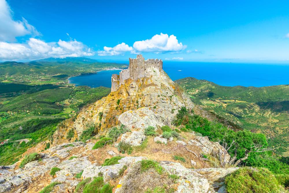 Il Castello del Volterraio, all'Isola d'Elba, con splendida vista sul mare azzurro