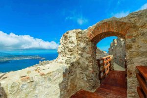 Il Castello del Volterraio all'Isola d'Elba con vista sul mare