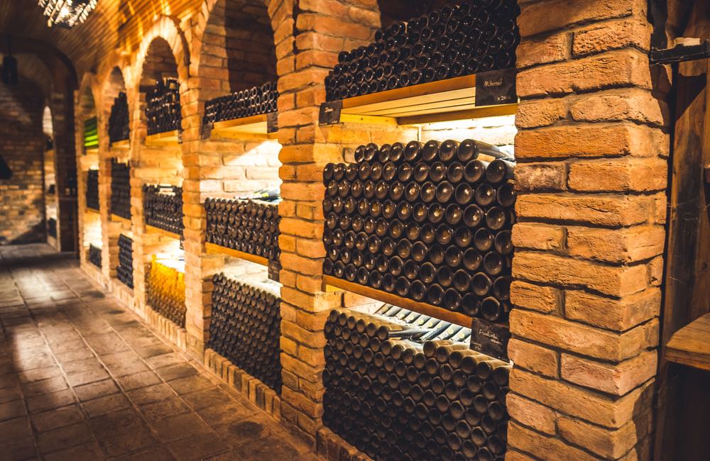 Bottiglie di vino da collezione in una cantina