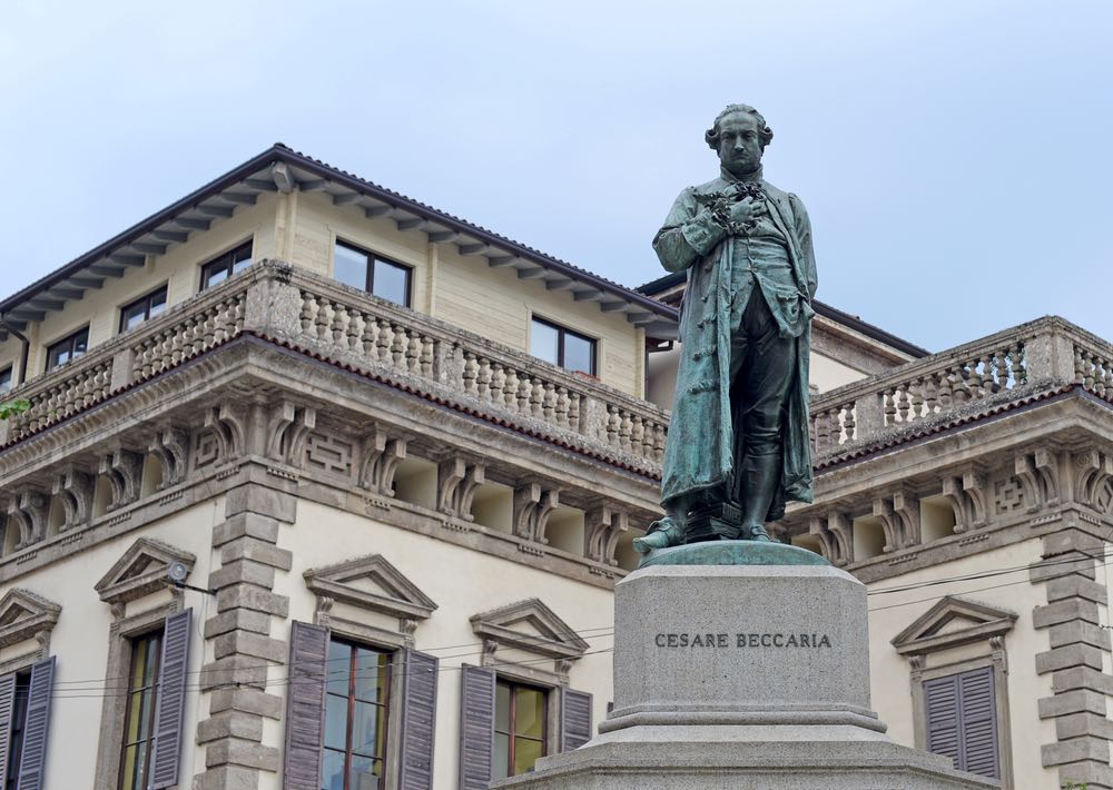 Statua di Cesare Beccaria a Milano