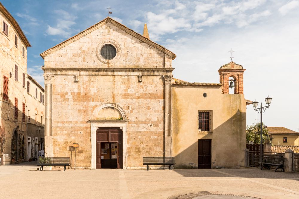 Chiesa nel centro storico di Magliano in Toscana, borgo medievale in maremma