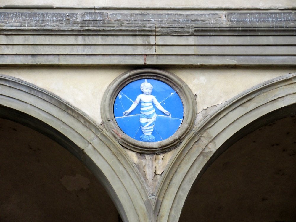 Ceramica invetriata di Andrea delle Robbia sullo Spedale degli Innocenti in Piazza Santissima Annunziata a Firenze