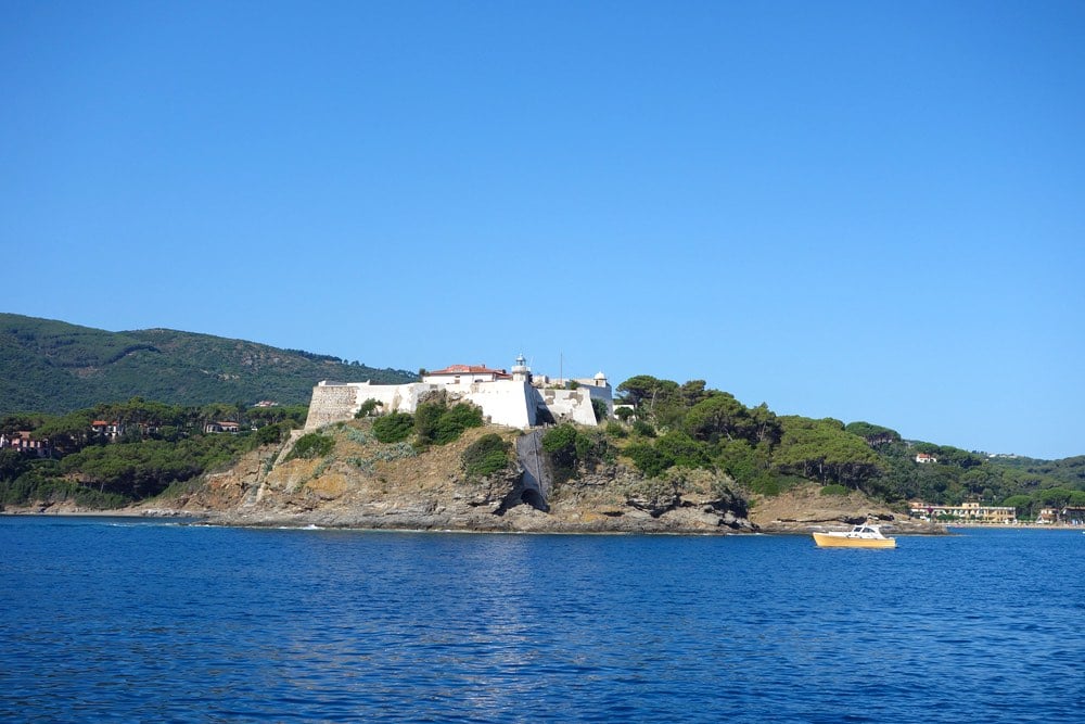 Forte Focardo sulla costa di Capoliveri all'Isola d'Elba
