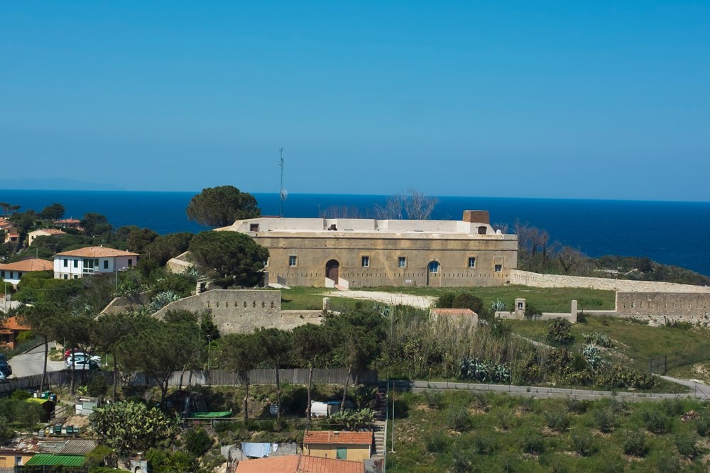 Veduta del Forte Inglese a Portoferraio, Isola d'Elba, in una giornata di sole
