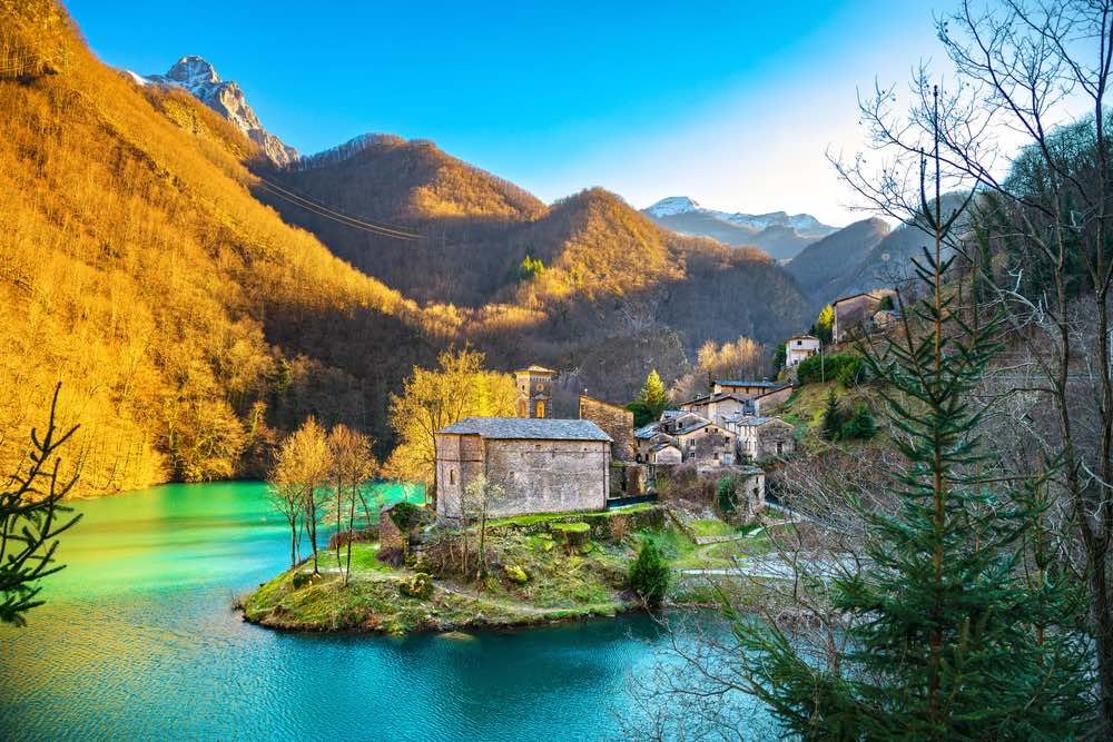 Il borgo di Isola Santa e il suo lago dove ammirare il foliage in Garfagnana in autunno