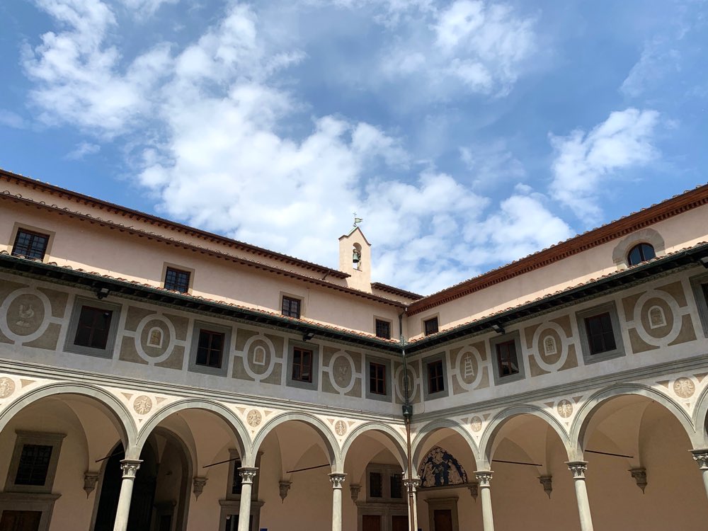 Loggiato interno dello Spedale degli Innocenti in Piazza Santissima Annunziata a Firenze