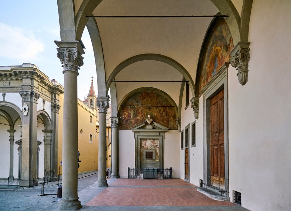 Loggiato esterno dello Spedale degli Innocenti in Piazza Santissima Annunziata, a Firenze