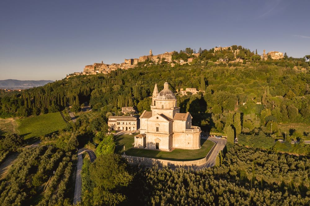 Vista del borgo di Montepulciano e della chiesa di San Biagio ripresa dal drone