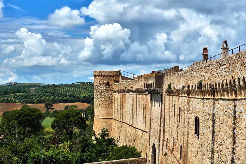 Mura del borgo medievale di magliano in Toscana, in Maremma