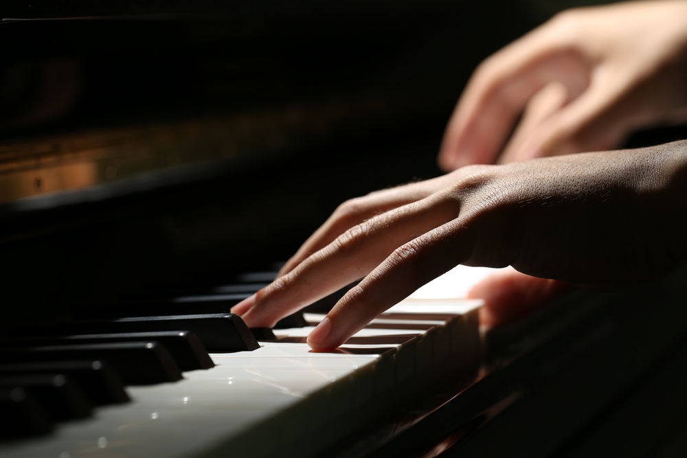 Suonare il pianoforte, close up sulle mani