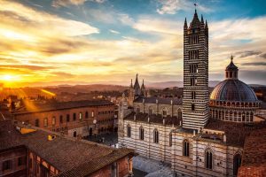 Il Duomo di Siena al tramonto con vista sulla città