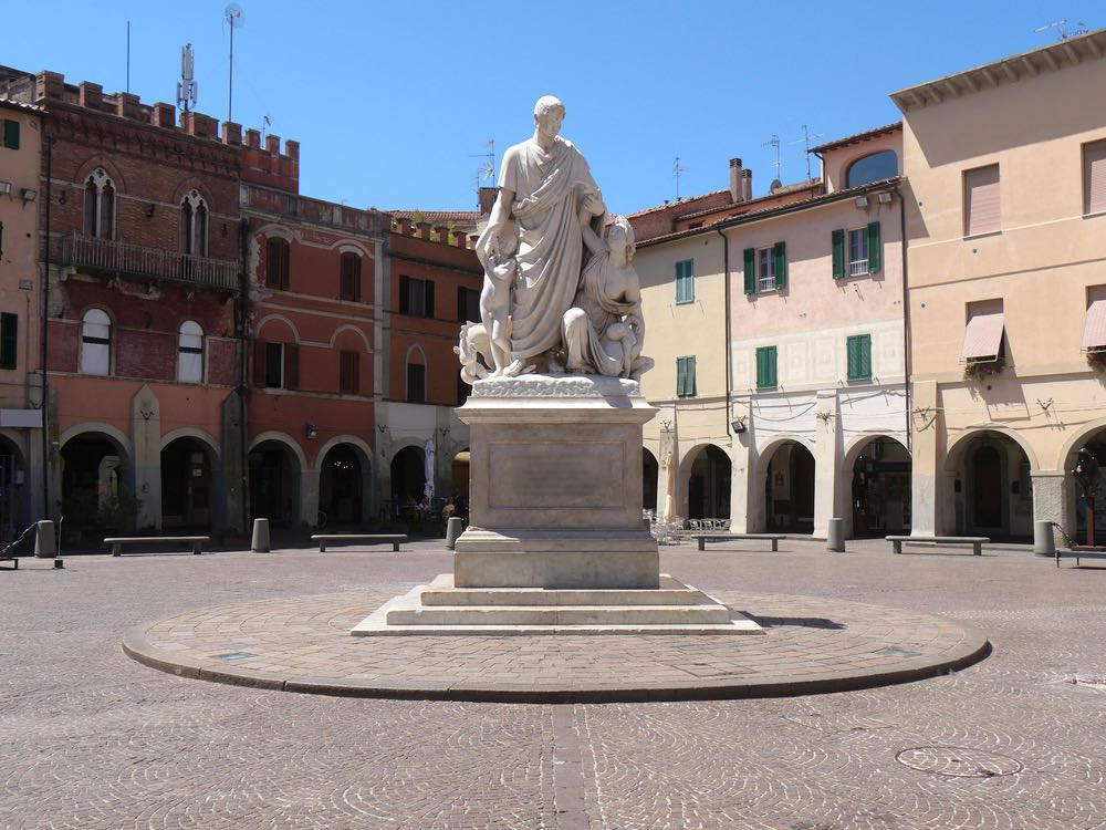 La statua di Leopoldo II detto il Canapone in Piazza Dante a Grosseto