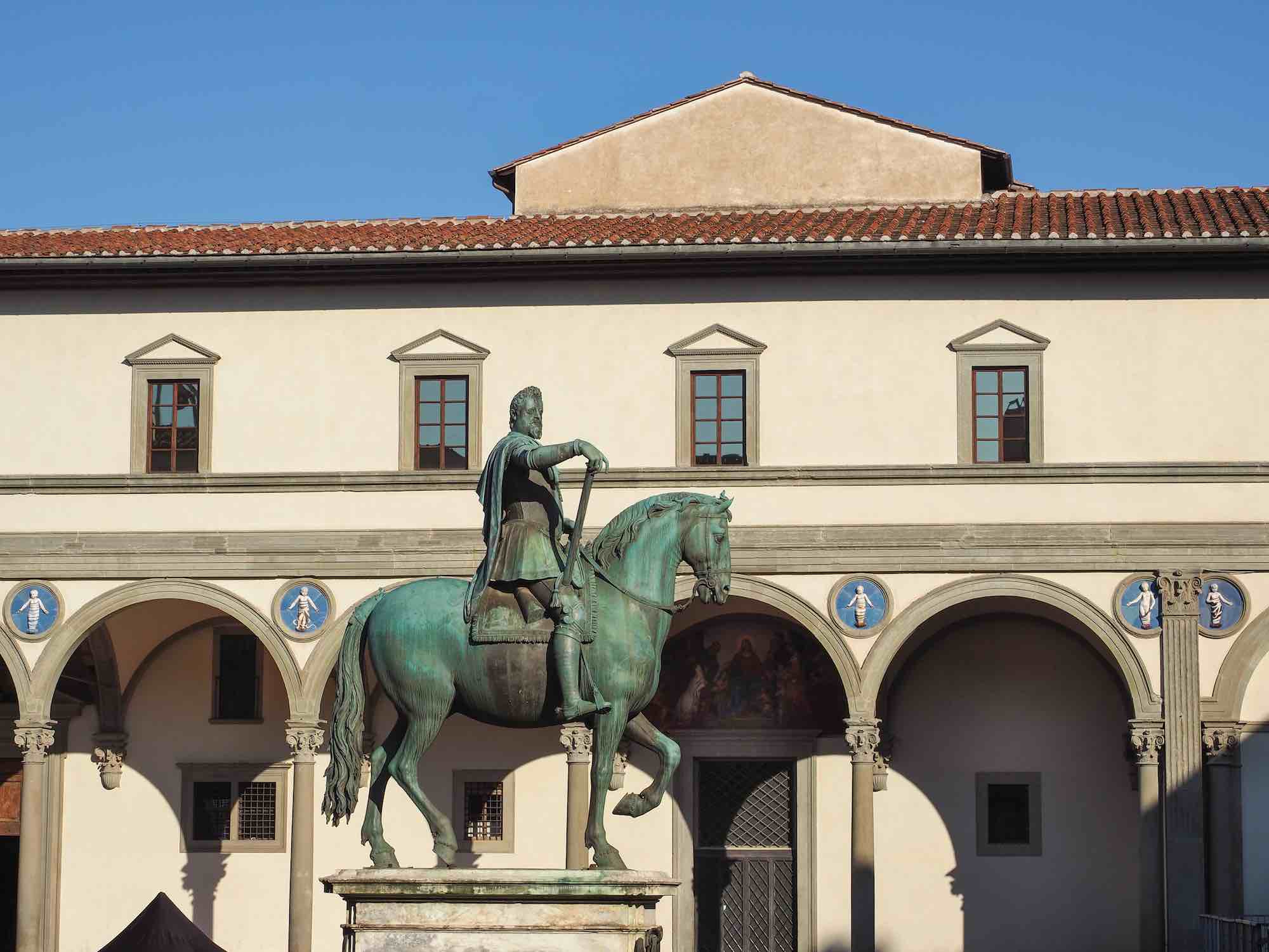 Statua equestre di Ferdinando I de Medici in Piazza SS Annunziata davanti allo Spedale degli Innocenti a Firenze