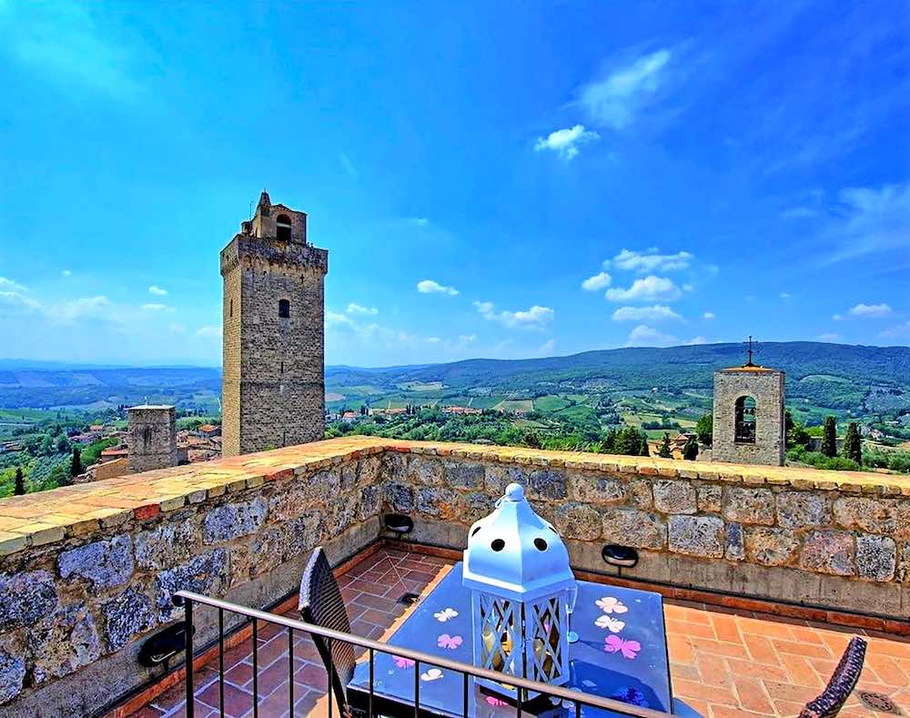 Terrazza panoramica della Torre Salvucci a San Gimignano, luogo insolito dove dormire in Toscana