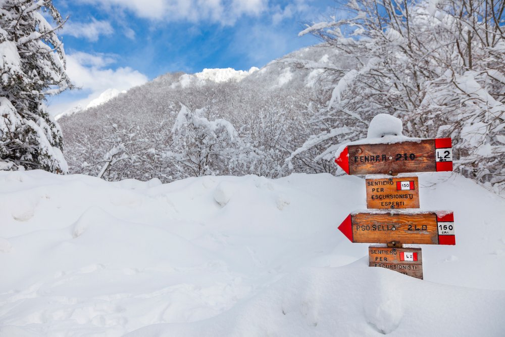 Sentieri per il trekking in Garfagnana ricoperti di neve vicino ad Arni
