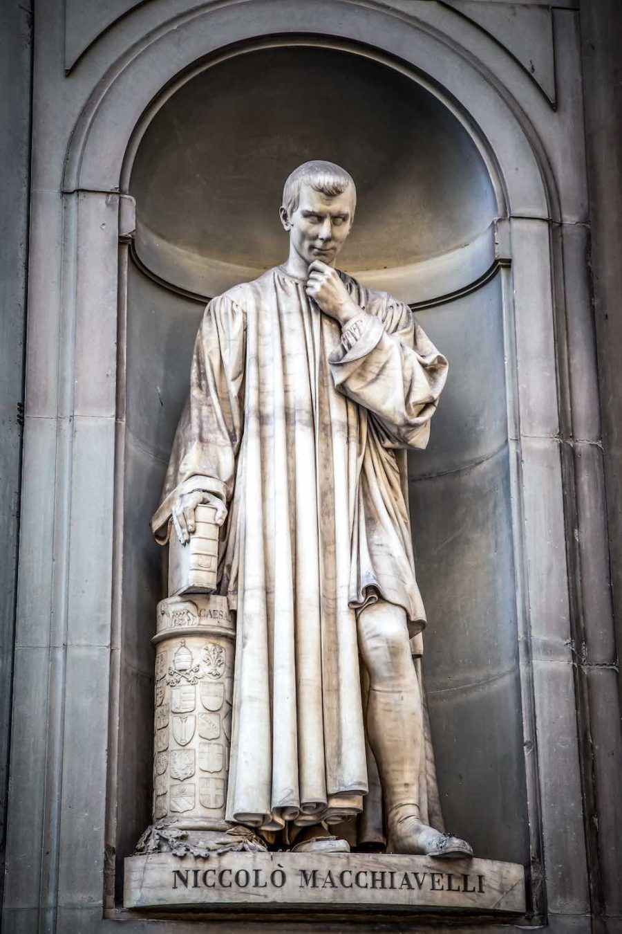Statua di Niccolò Machiavelli agli Uffizi, Firenze