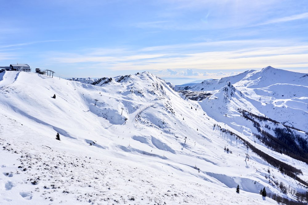 Panorama di piste da sci innevate sul Monte Gomito, all'Abetone, in Toscana