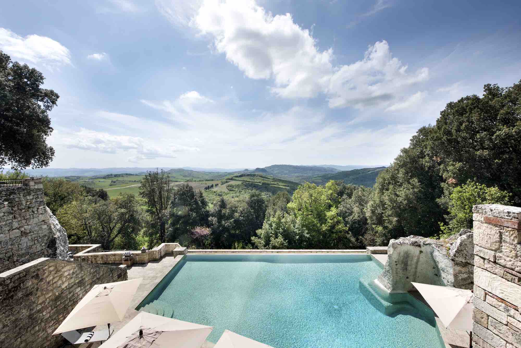 Piscina a sfioro e panorama dello Spa Hotel in Toscana Borgo Pignano a Volterra