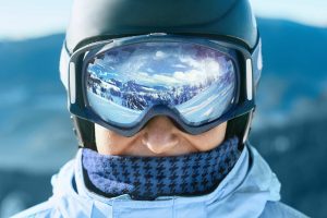 Primo piano sul riflesso degli occhiali da sci di uno sciatore in Toscana