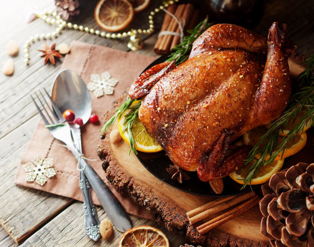 Pollo arrosto durante il tipico pranzo di Natale in Toscana