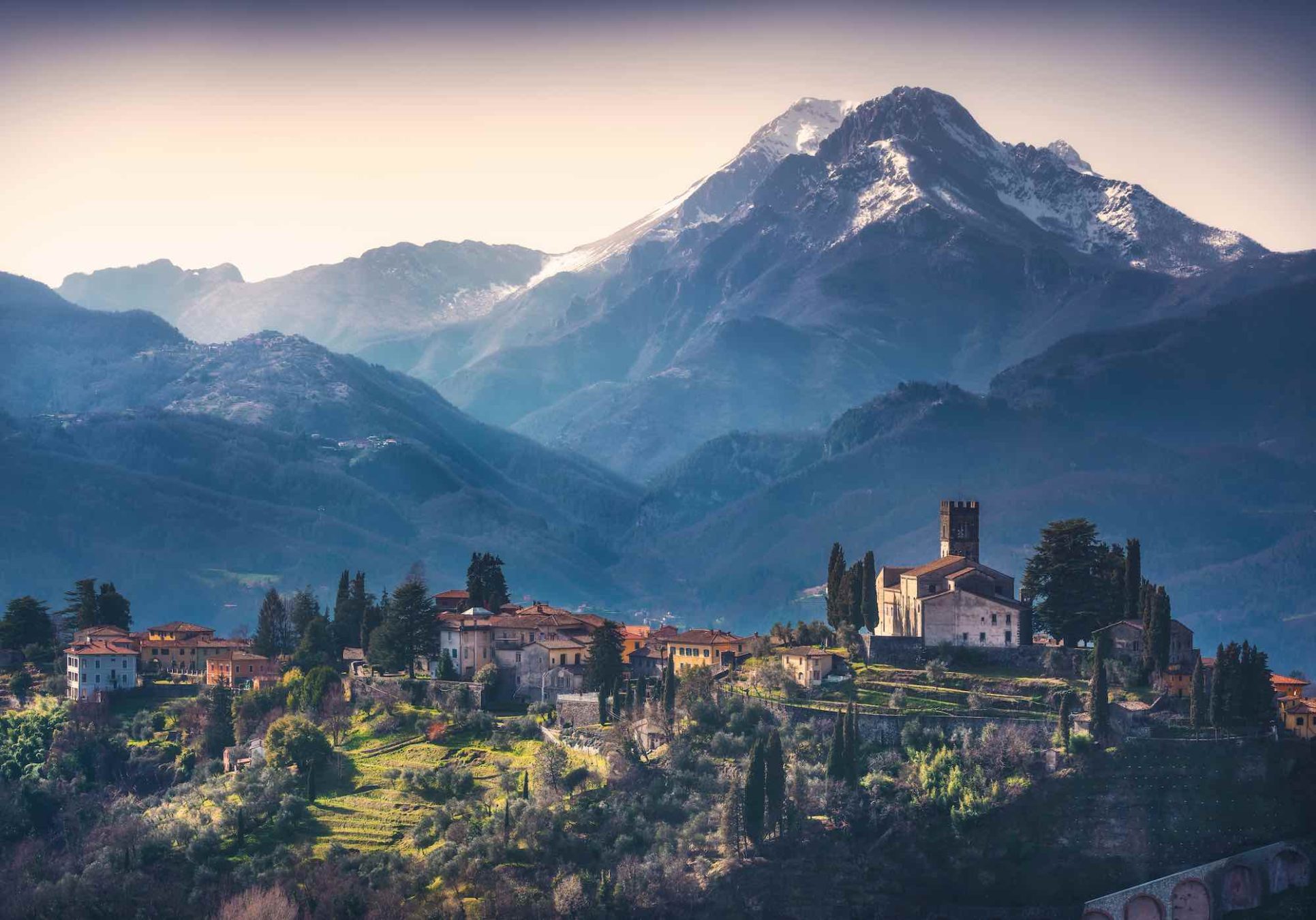 Passare il Natale in montagna in Toscana: in foto, Barga e le Alpi Apuane innevate