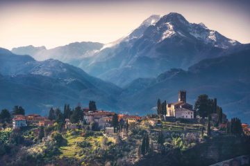 Passare il Natale in montagna in Toscana: in foto, Barga e le Alpi Apuane innevate