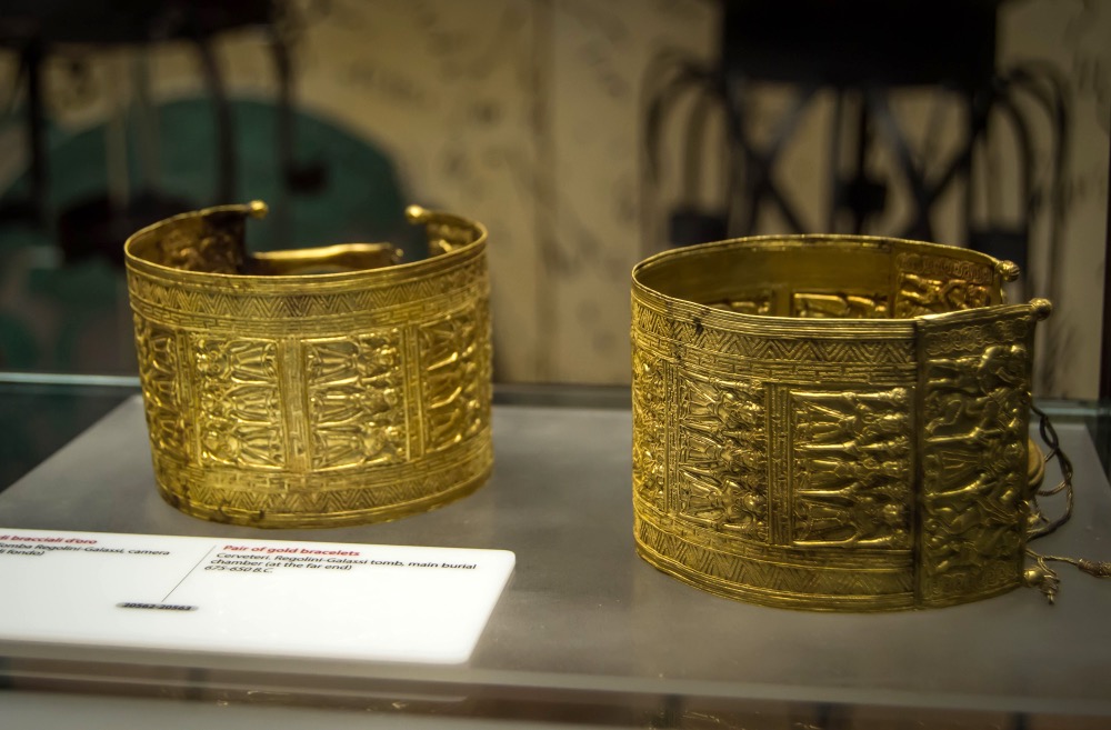 Antichi bracciali d'oro etruschi