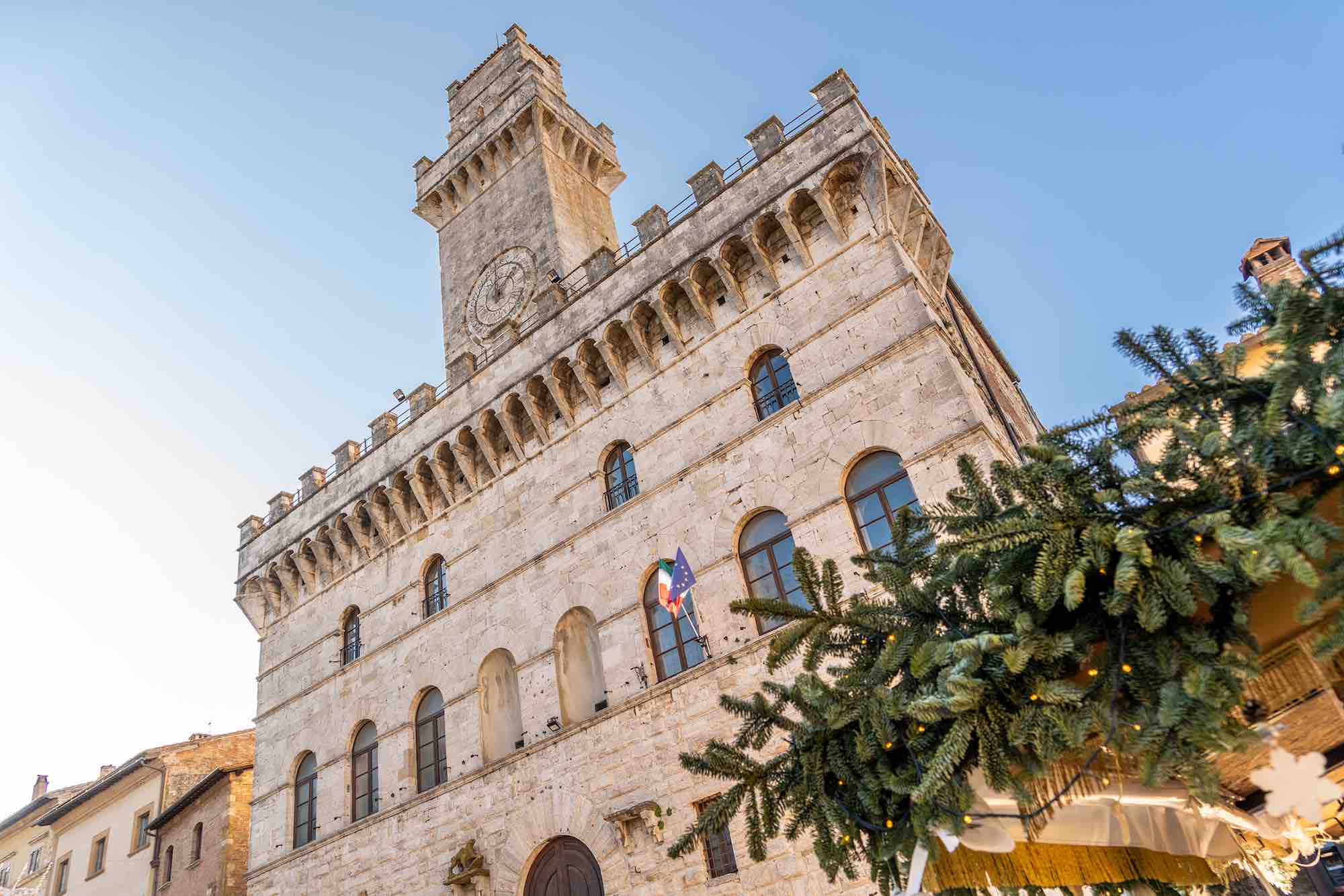 Palazzo dei Priori a Montepulciano in Piazza Grande con addobbi di Natale