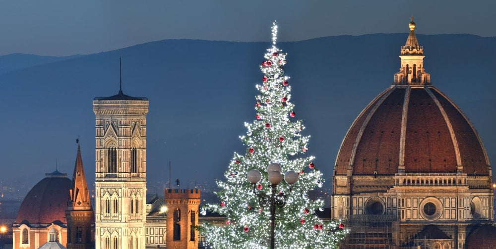 Albero di Natale illuminato a Piazzale Michelangelo con dietro il Duomo di Firenze
