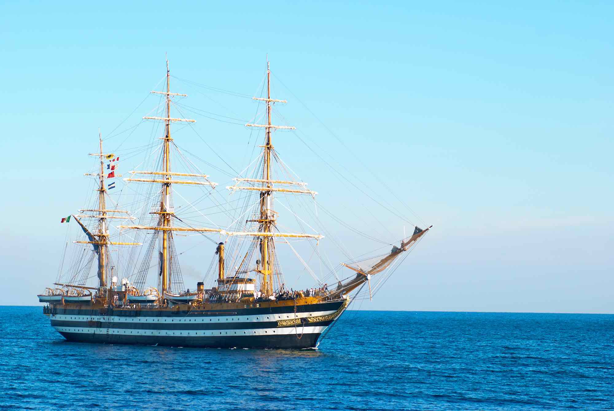 Il vascello Amerigo Vespucci naviga in mare aperto