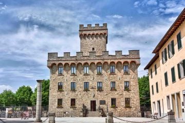 Palazzo dei Priori a Firenzuola, borgo toscano in Alto Mugello