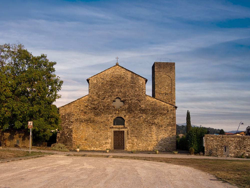 Vista della Pieve di Sorano chiesa in Lunigiana, Toscana