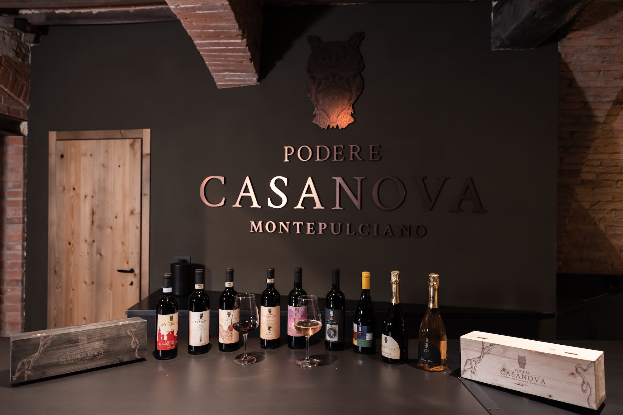 Linea di bottiglie di vino del Podere Casanova, azienda vitivinicola a Montepulciano
