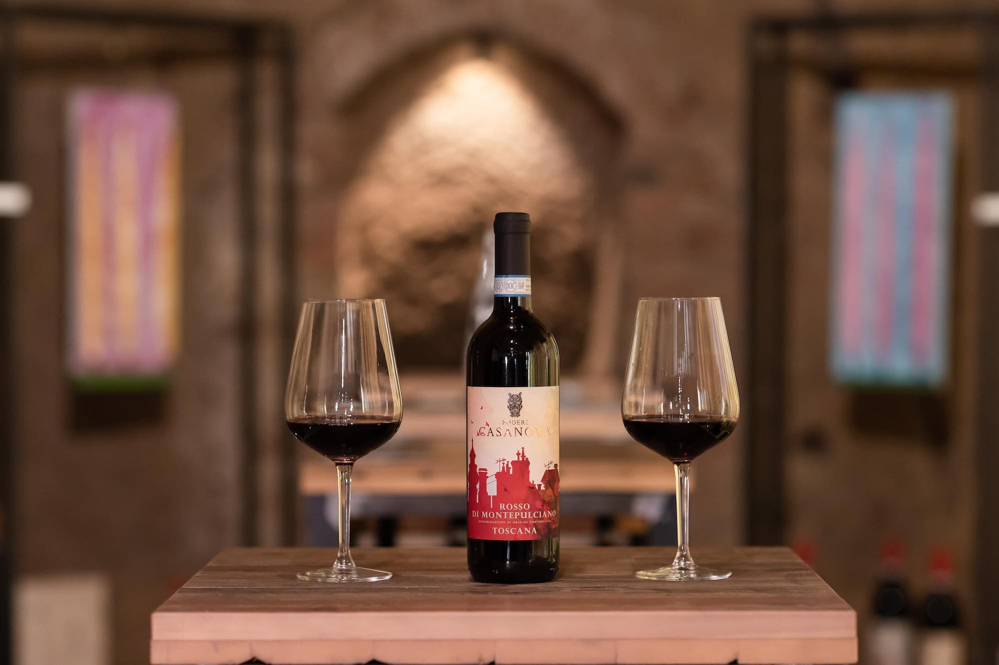 Bottiglia di Rosso di Montepulciano del Podere Casanova, azienda vitivinicola a Montepulciano