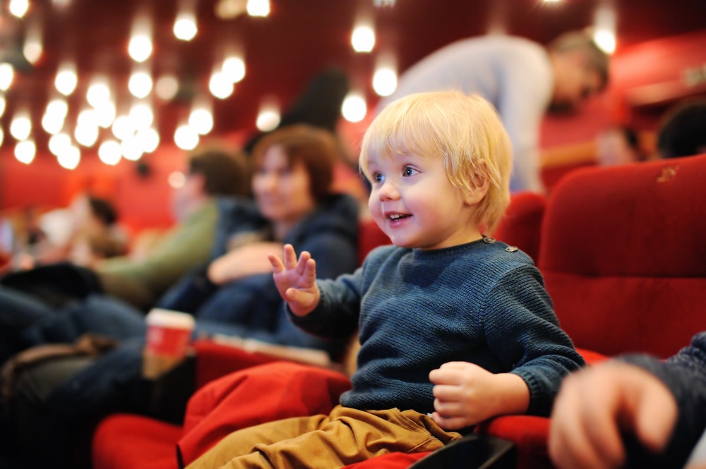 Bambino piccolo sorridente a teatro